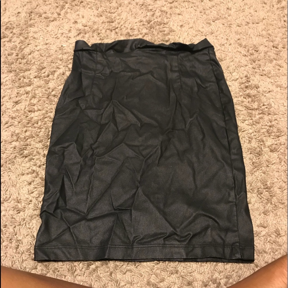fitted black skirt